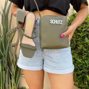 Kit de sandália e bolsa Schutz perfeito para completar seu look.